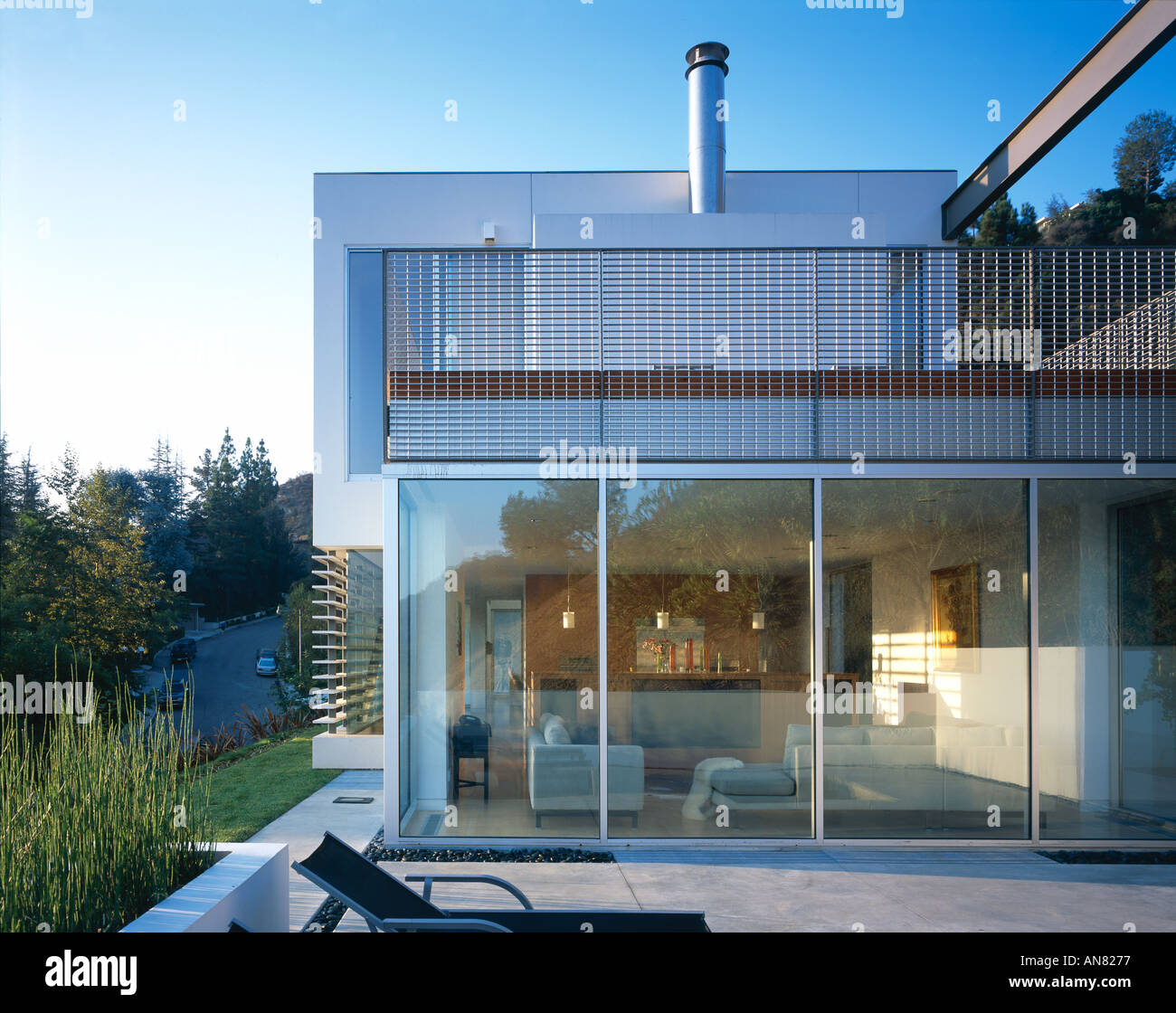 Oshry Residence, Bel Air, California. Exterior with living space through glass wall. Architect: SPF Architects Stock Photo