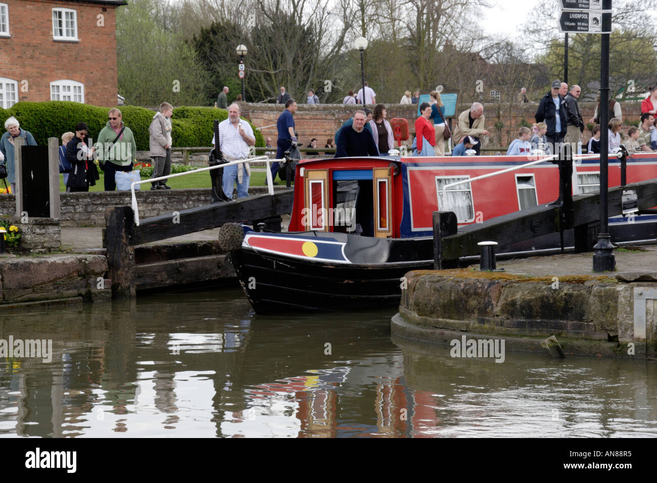 Steering a narrow boat hi-res stock photography and images - Alamy