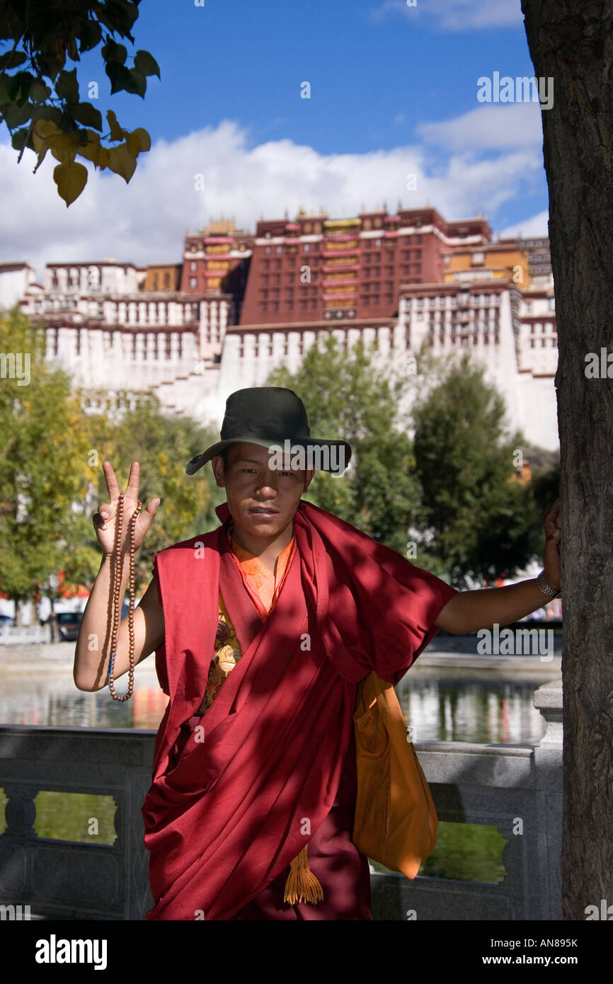 Buddhist monk china figure hi-res stock photography and images - Alamy
