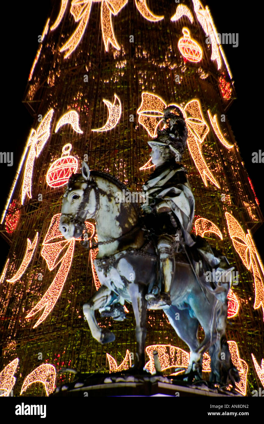 LISBON PORTUGAL Equestrian statue of Dom Jose the Portuguese king at the time of the earthquake in 1755 framed by huge artificia Stock Photo