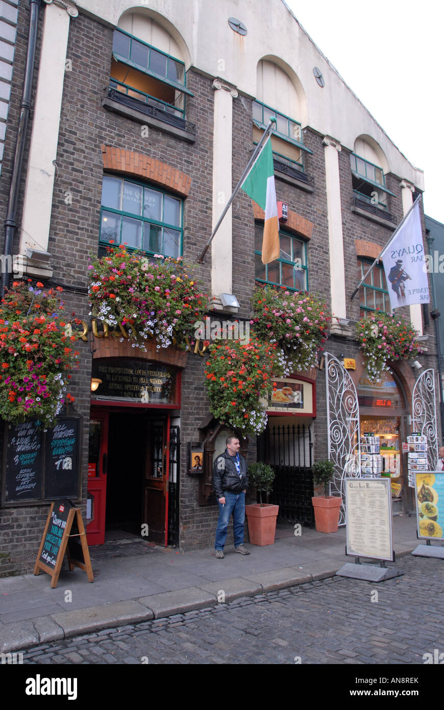 A night club and bars in Temple Bar,Dublin,southern Ireland Stock Photo Alamy