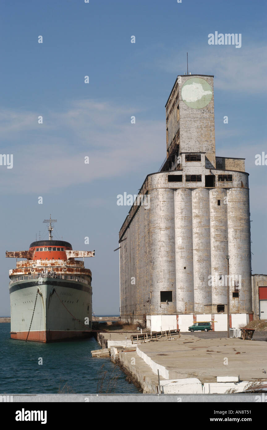 Grain elevators and ship Buffalo New York Stock Photo Alamy