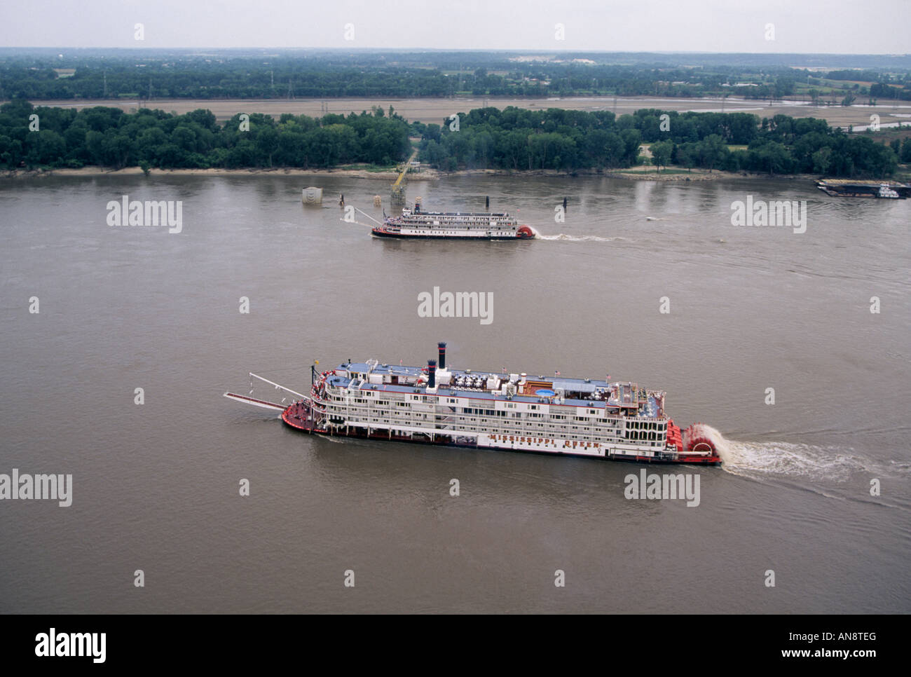 The paddlewheel steamboats Mississippi Queen and Delta Queen in the great American Steamboat Race on the Mississippi River Stock Photo