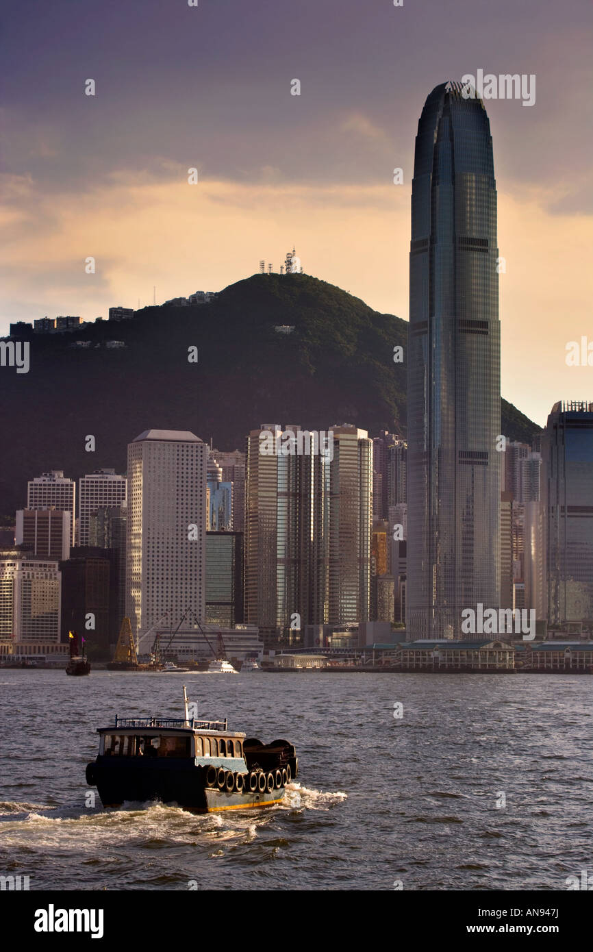 Hong kong summer sunset harbour hi-res stock photography and images - Alamy