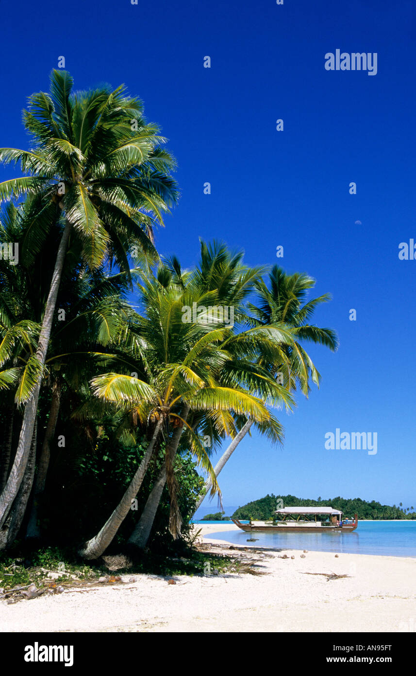 A picture postcard beach and Polynesian canoe in remote Aitutaki atoll ...