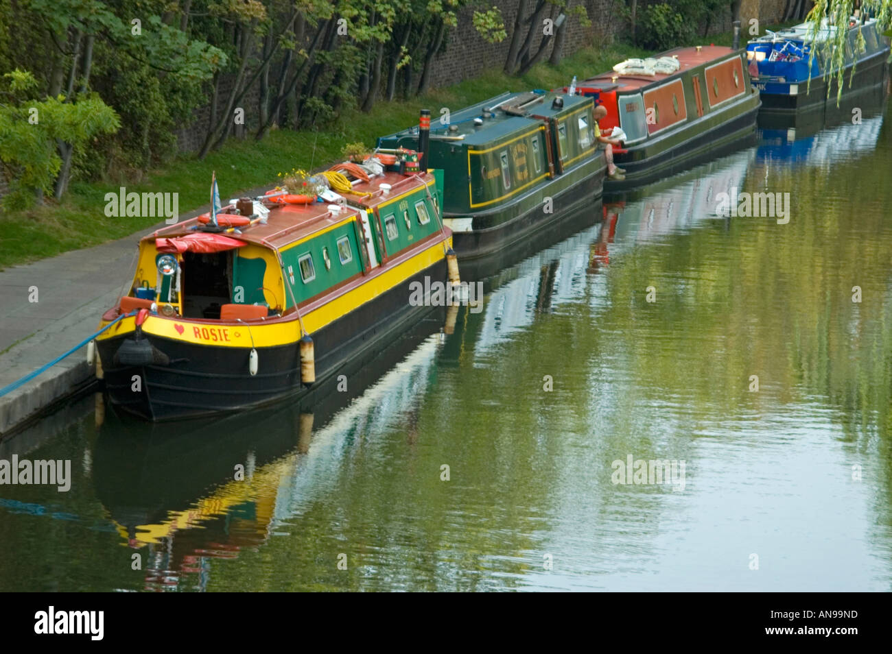 Stationary canal narrow boats hi-res stock photography and images - Alamy