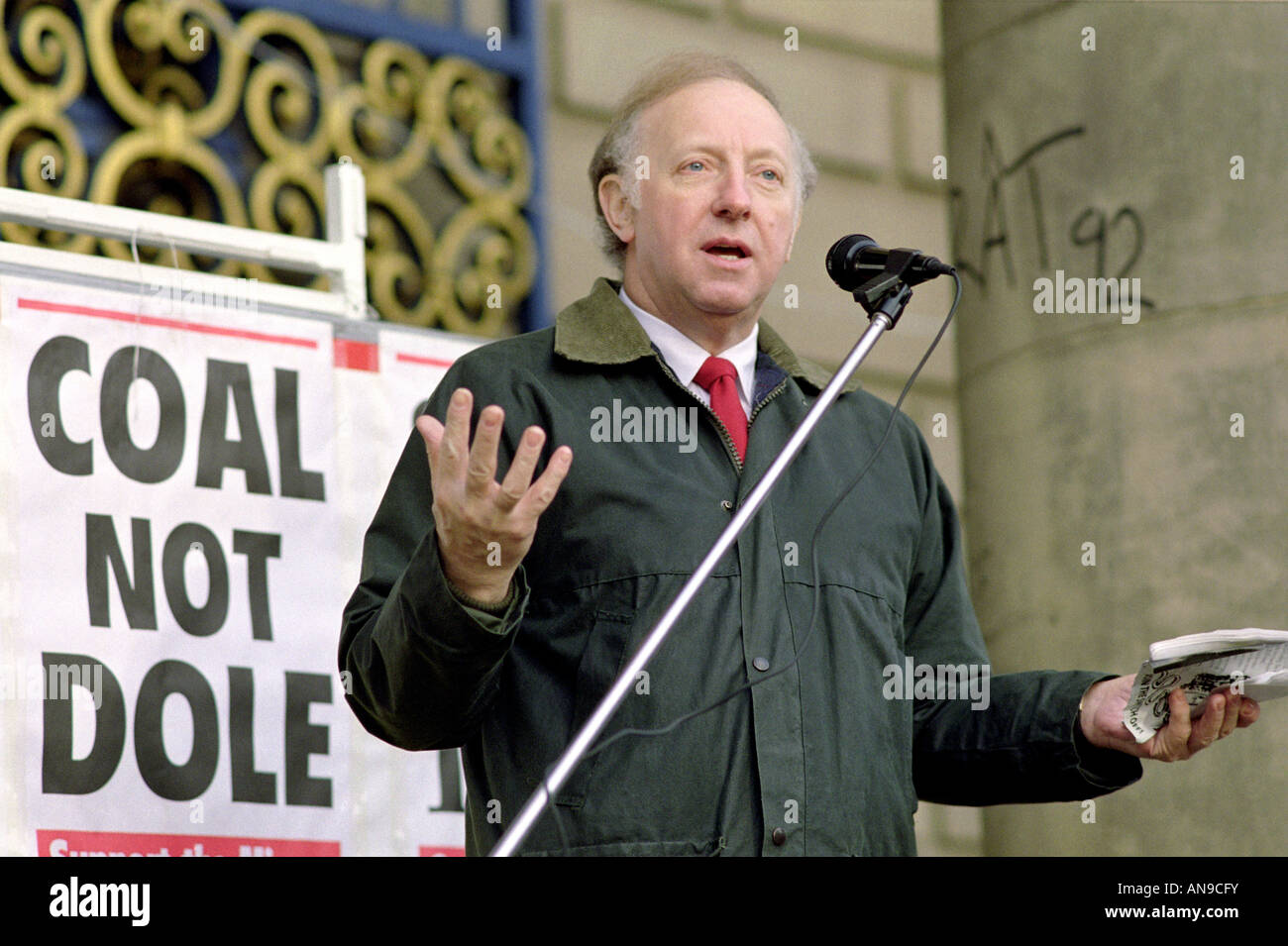 Miners leader Arthur Scargill addressing striking coal miners outside Sheffield City Hall in 1984 Stock Photo