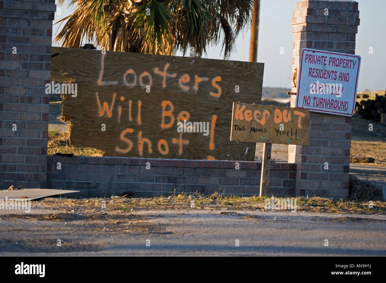 Sign warning looters in the aftermath of Hurricane Katrina Slidell Louisiana Stock Photo