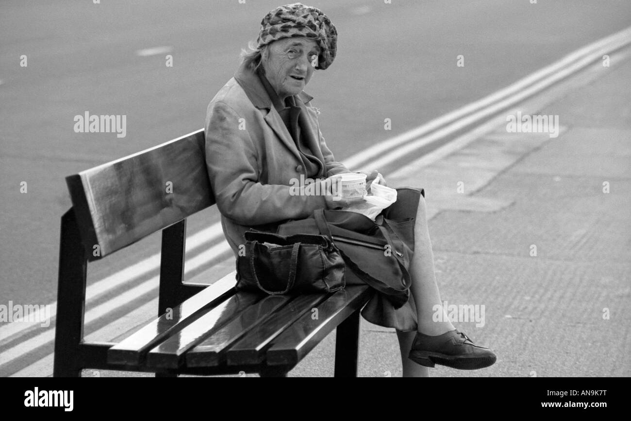 Old lady sitting on bench Black and White Stock Photos Images