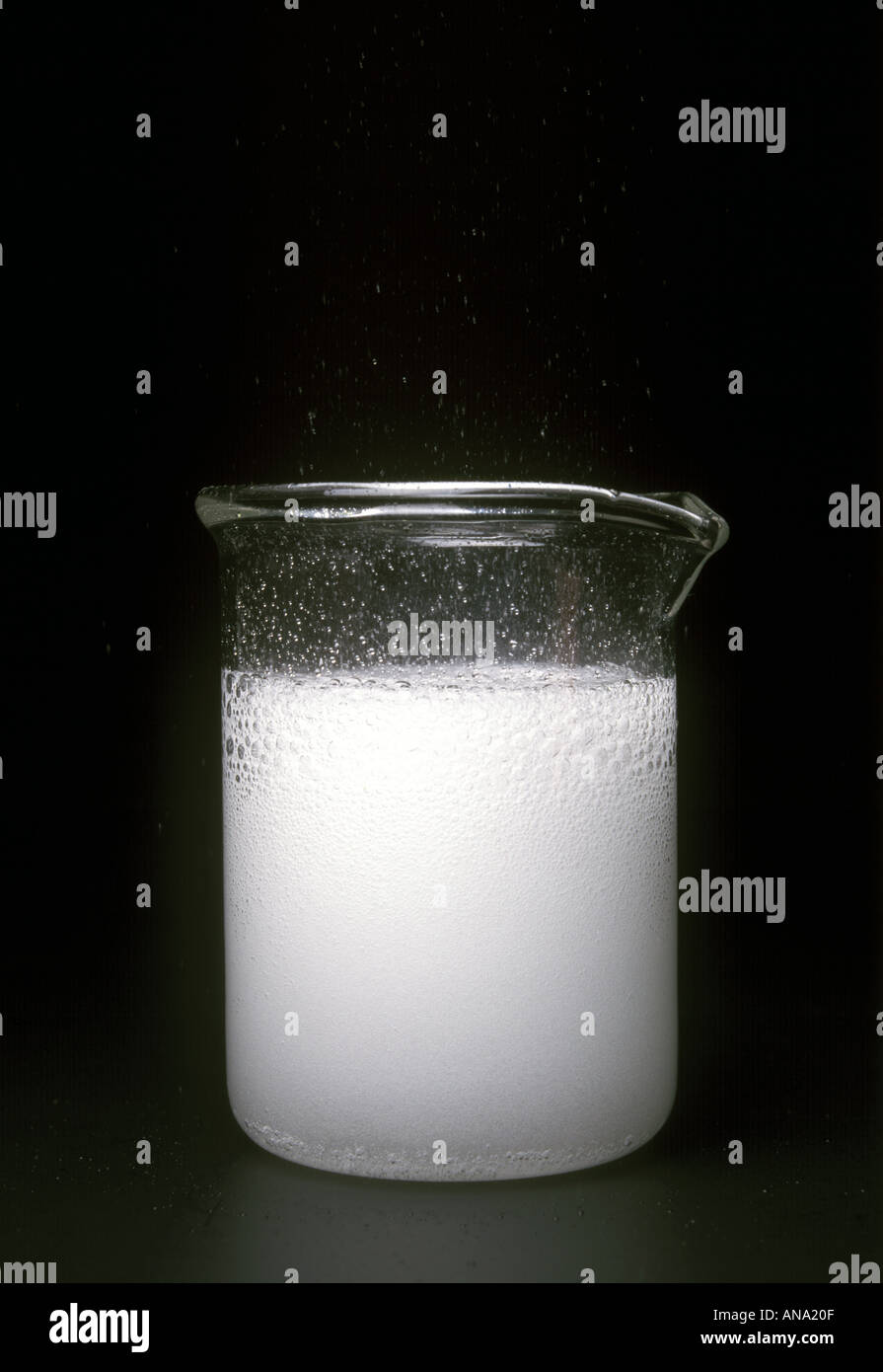 calcium carbonate reacts with dilute hydrochloric acid to produce carbon dioxide Stock Photo