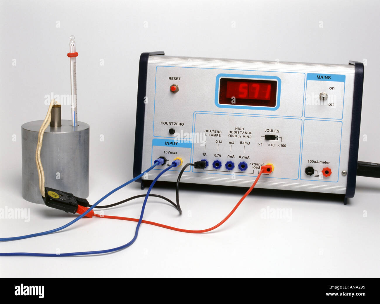 joulemeter measuring the energy supplied to an aluminium block while a thermometer is used to
