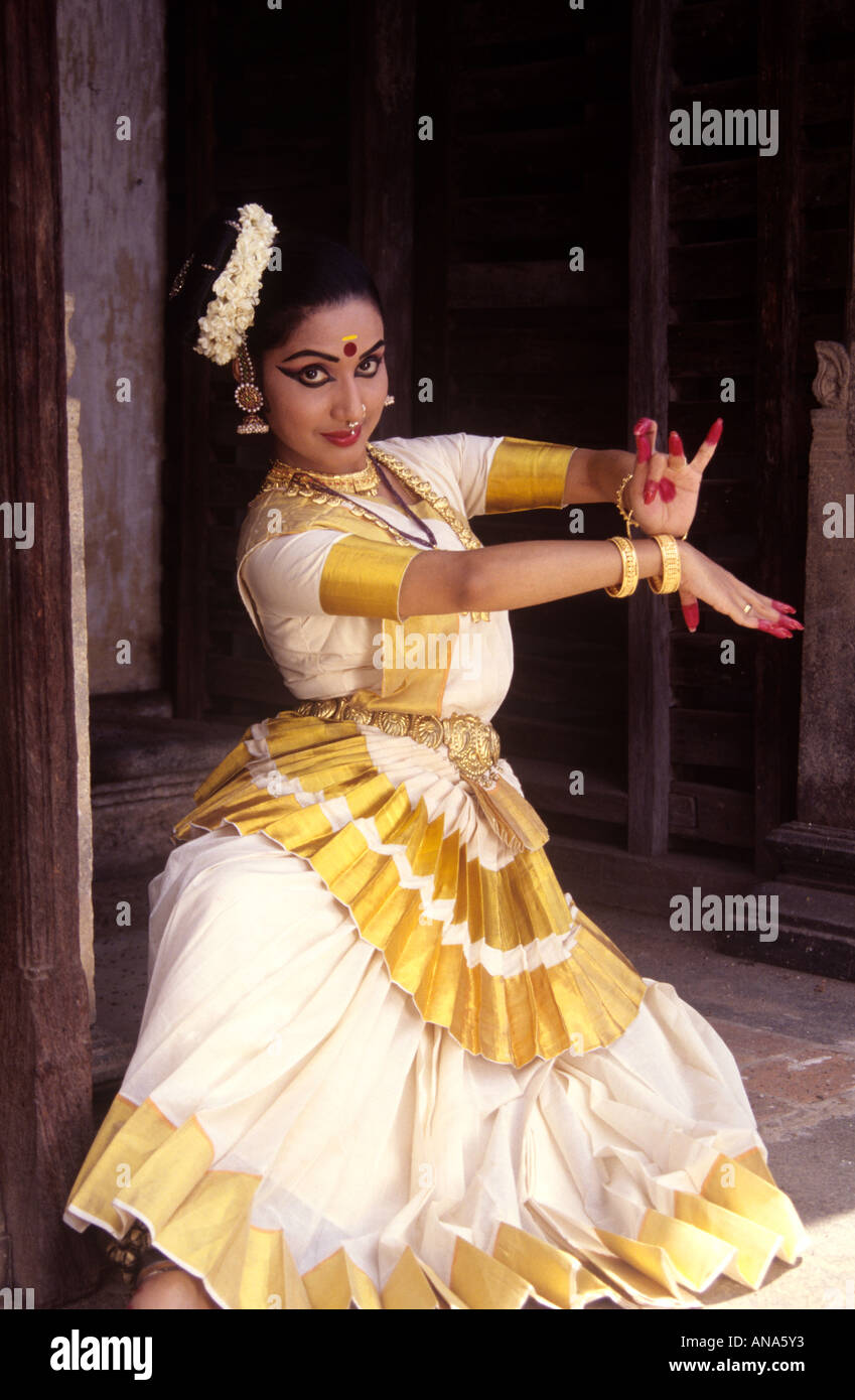 MOHINIYATTAM A TRADITIONAL DANCEFORM OF KERALA Stock Photo - Alamy