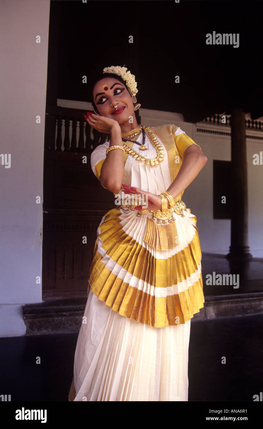 MOHINIYATTAM A TRADITIONAL DANCEFORM OF KERALA Stock Photo - Alamy