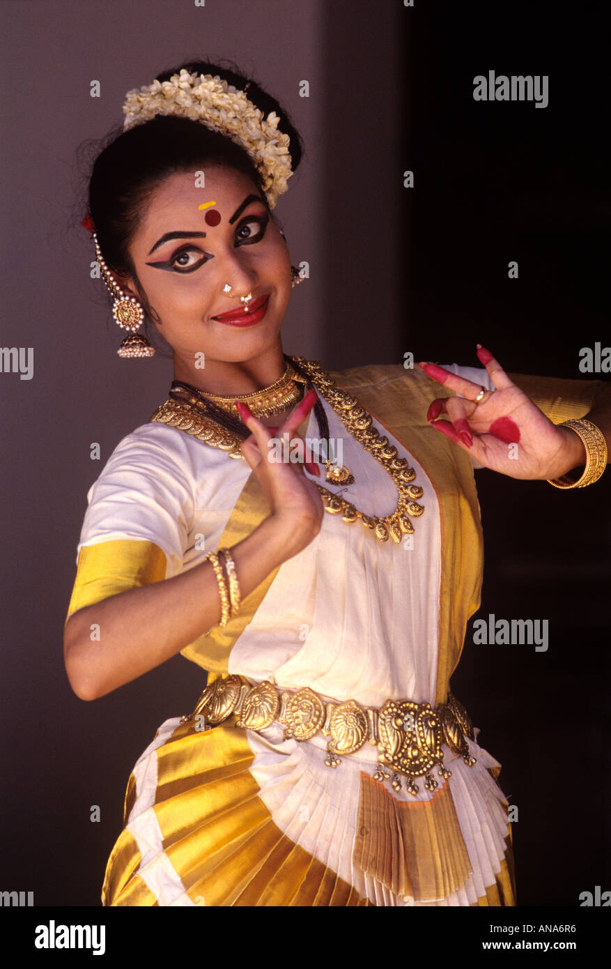 MOHINIYATTAM A TRADITIONAL DANCEFORM OF KERALA Stock Photo - Alamy