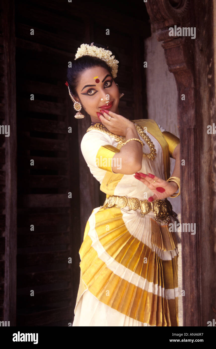 MOHINIYATTAM A TRADITIONAL DANCEFORM OF KERALA Stock Photo - Alamy
