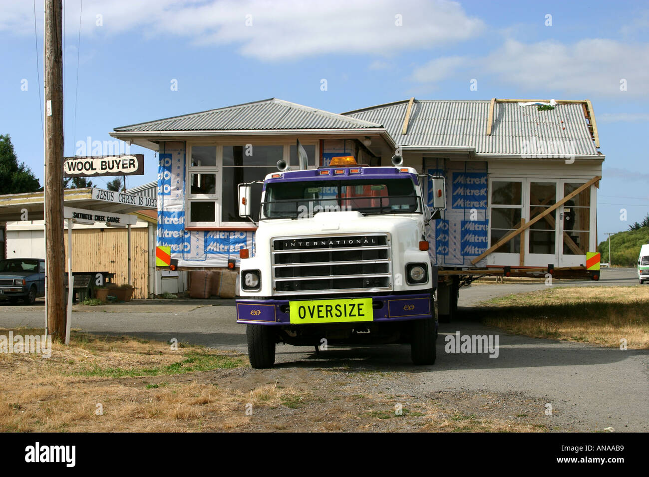 Moving oversize house on truck in New Zealand Stock Photo