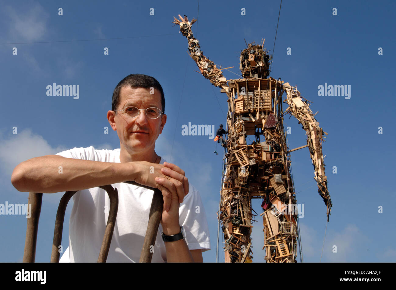 Sculptor Antony Gormley with his 75ft tall creation Wasteman made entirely of recyled rubbish. Stock Photo