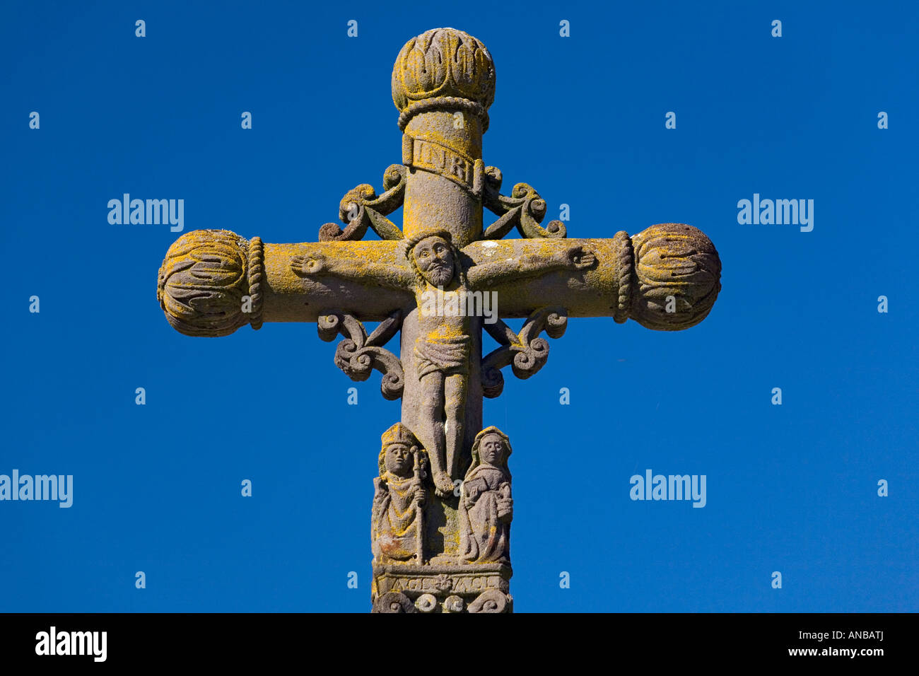 A listed cross on a lane, in Sermentizon (Puy de Dôme - France). Une croix de chemin classée à Sermentizon (France). Stock Photo