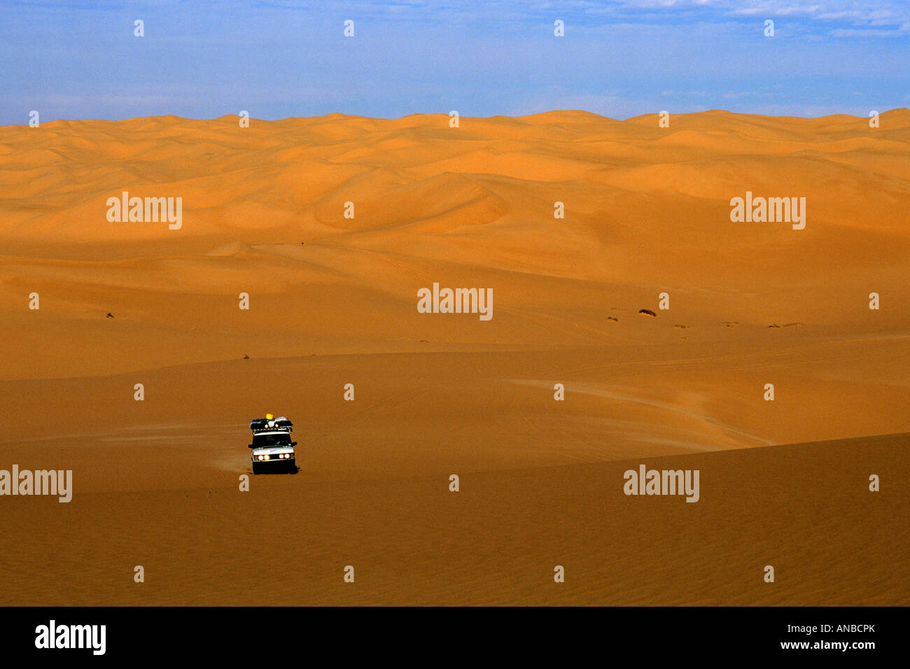 Vehicle travelling in the Erg Awbari Stock Photo