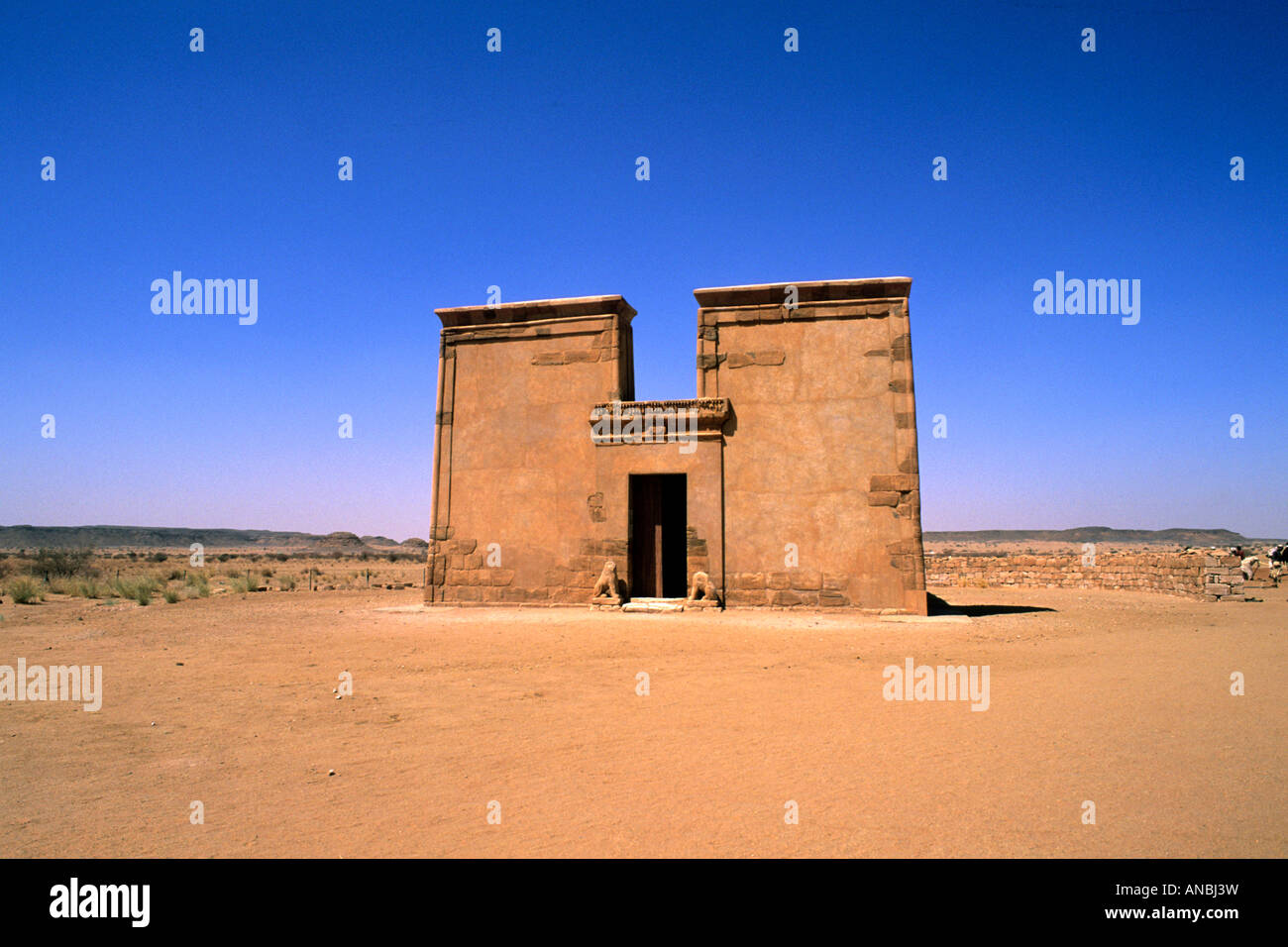 Muswar 2 Entrance to Musawwarat guarded by two lion sculptures Stock Photo - Alamy