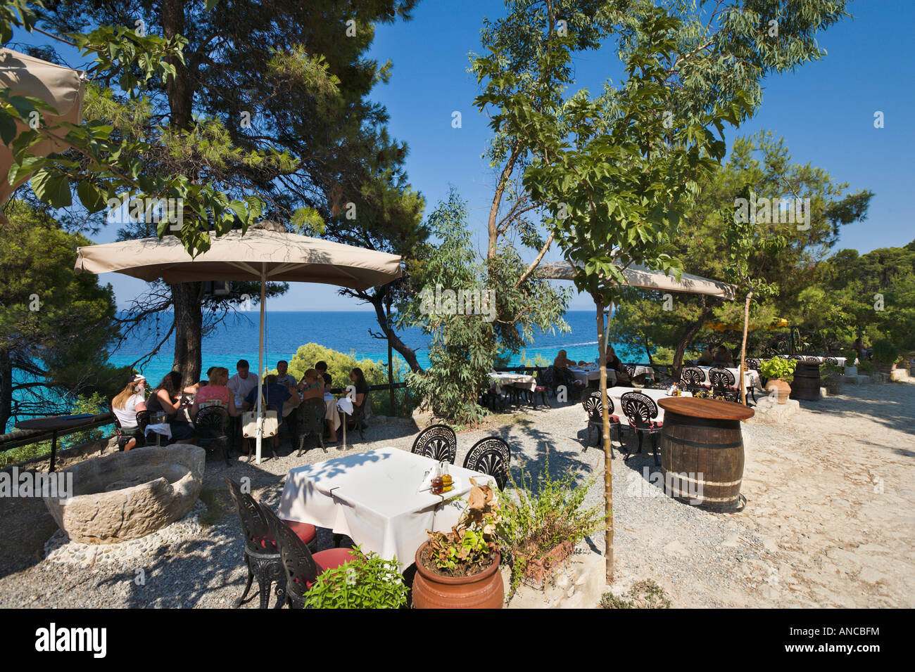 Seafront Taverna just outside Kalithea, Kassandra Peninsula, Halkidiki, Greece Stock Photo