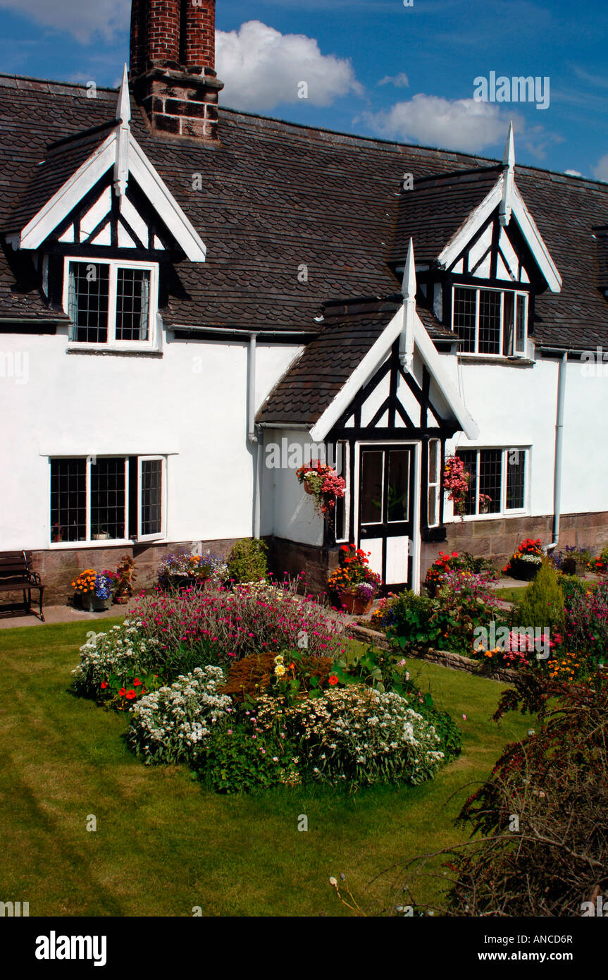 An English Country Cottage & Its Colourful Garden Stock Photo - Alamy