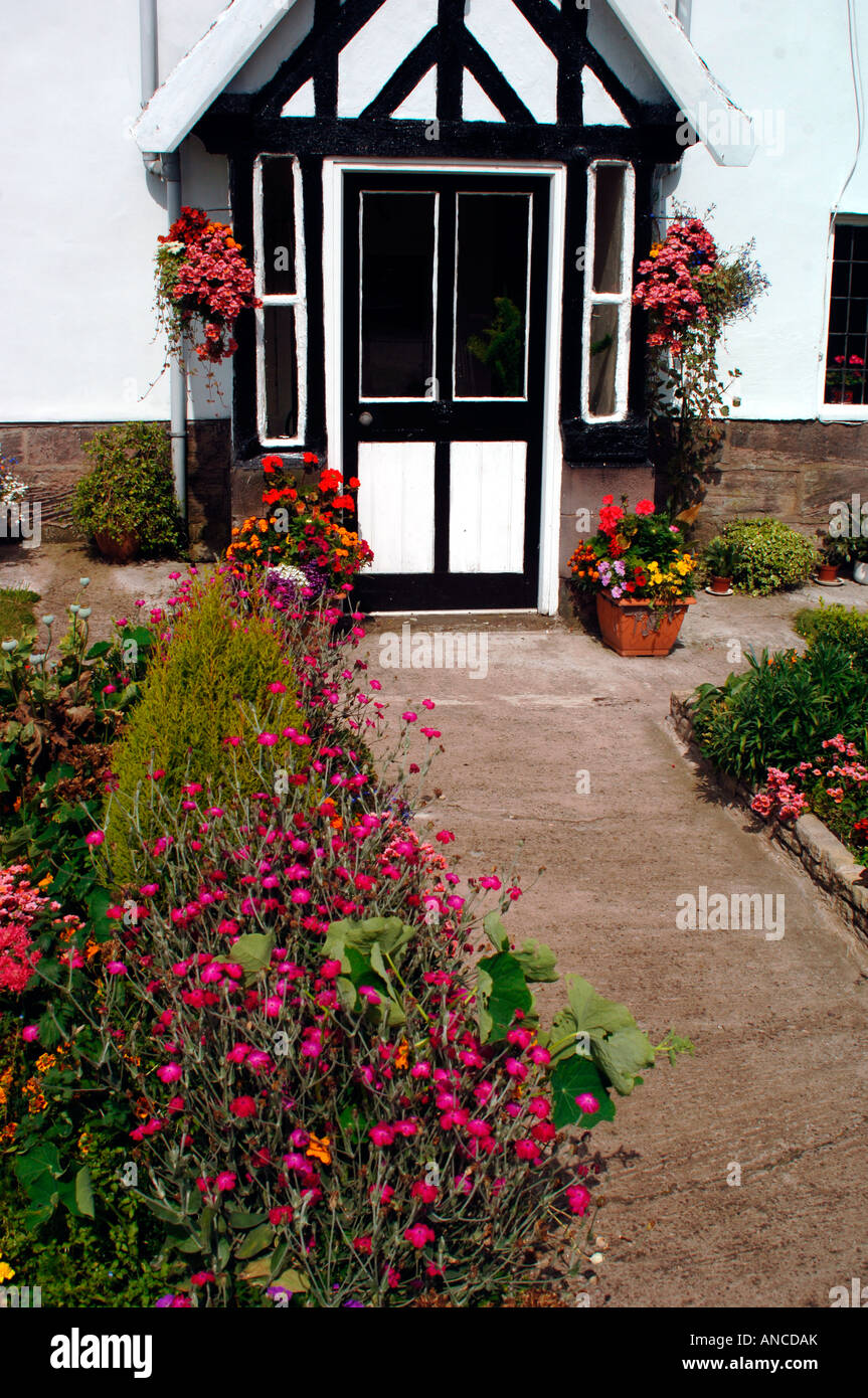 An English Country Cottage & Its Colourful Garden Stock Photo - Alamy