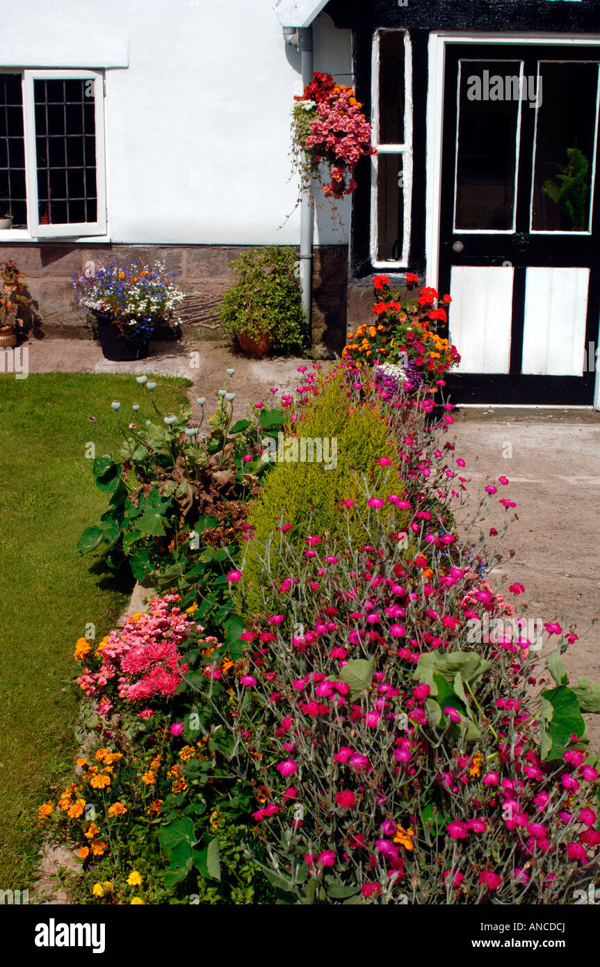 An English Country Cottage & Its Colourful Garden Stock Photo - Alamy