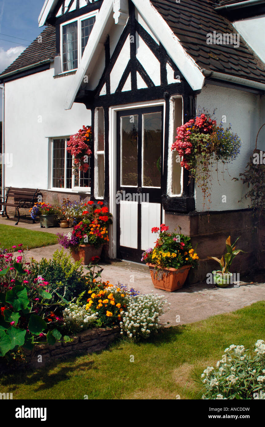 An English Country Cottage & Its Colourful Garden Stock Photo - Alamy
