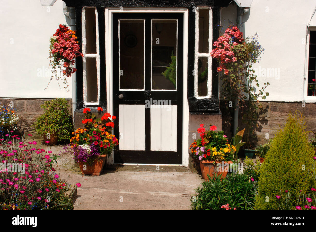 An English Country Cottage & Its Colourful Garden Stock Photo - Alamy