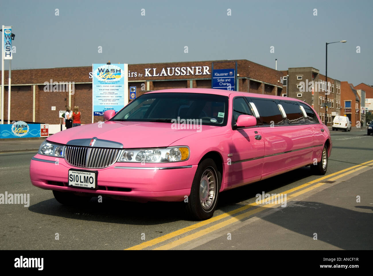 Pink limousine hi-res stock photography and images - Alamy