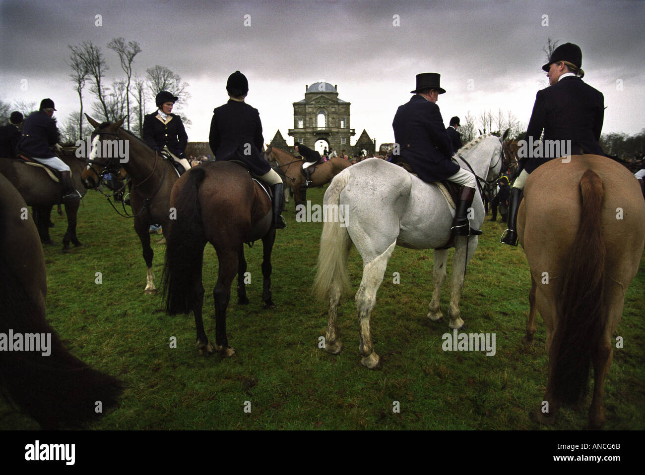THE BEAUFORT HUNT AT A BOXING DAY MEETING AT WORCESTER LODGE NEAR THEIR BADMINTON KENNELS SOUTH GLOUCESTERSHIRE UK Stock Photo