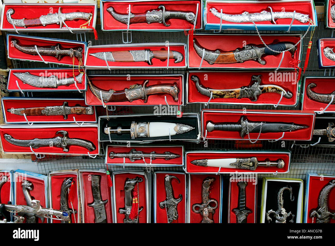 knife cutting tool clasp knife jack knife dagger poniard tourist