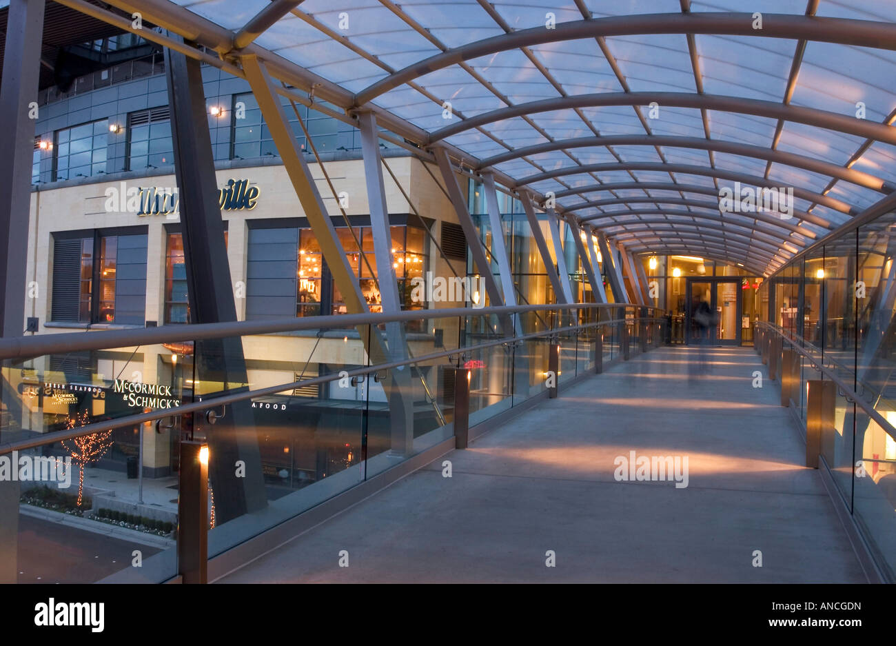 USA, Washington, Bellevue, Downtown, skybridge to Lincoln Town Center Stock Photo - Alamy