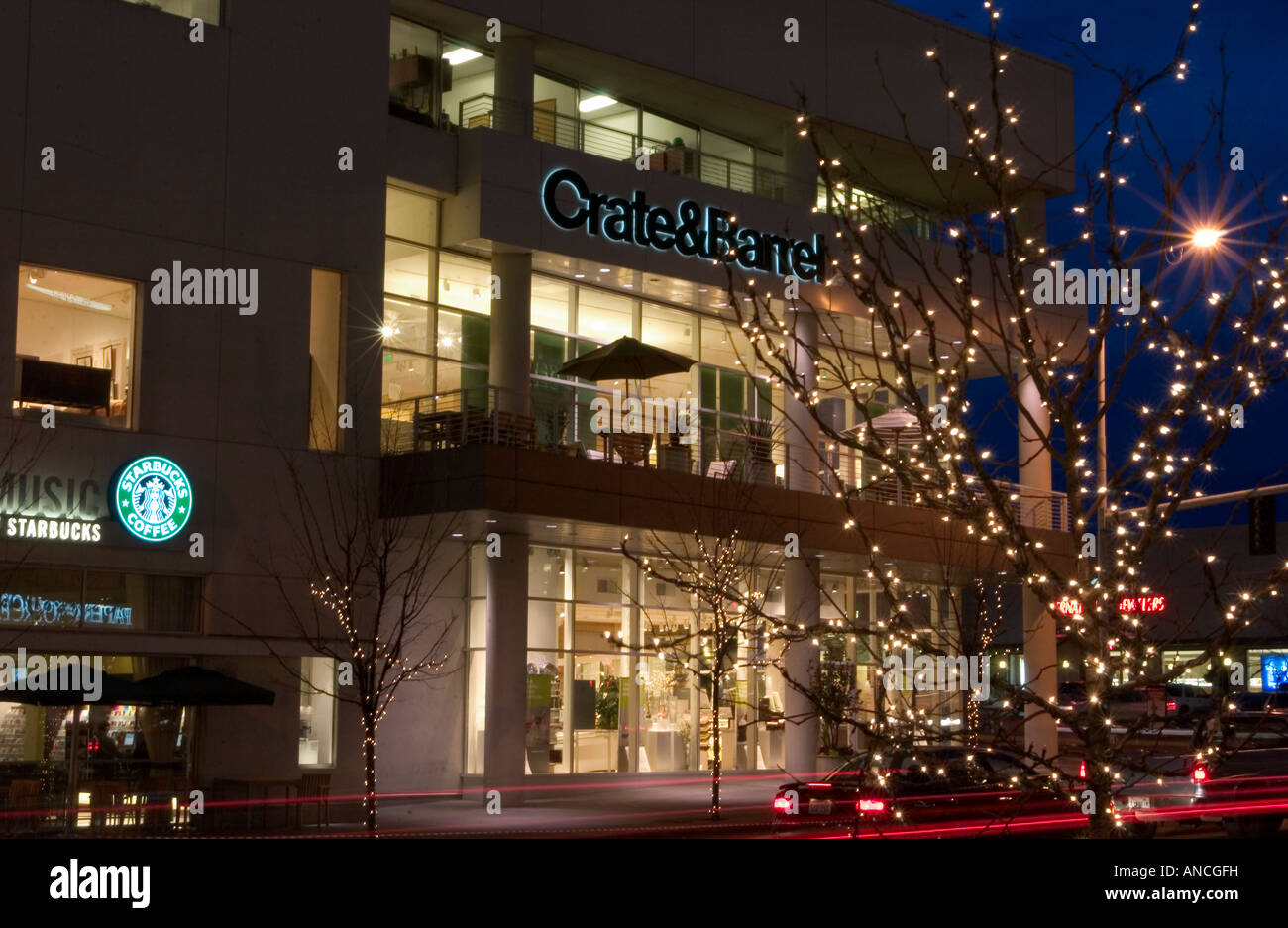 USA, Washington, Bellevue, Downtown, Lincoln Town Center, shopping and dining Stock Photo - Alamy