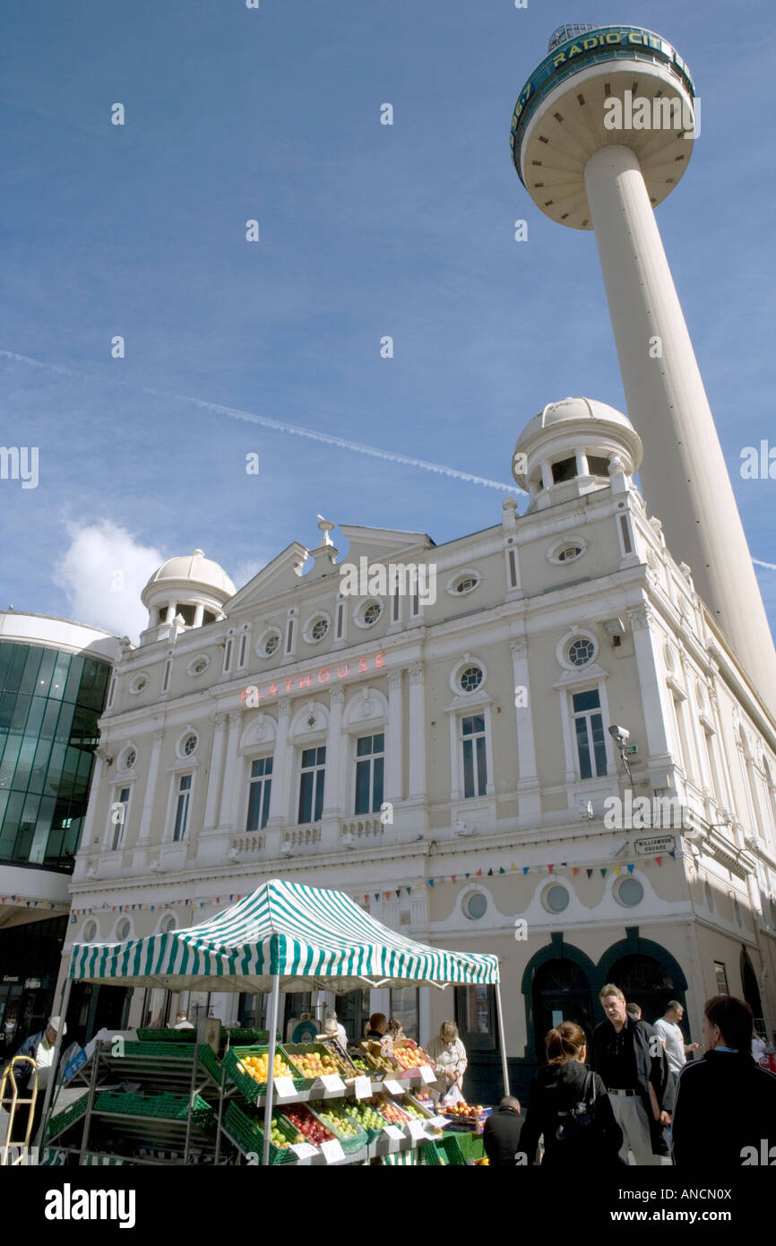 Liverpool: Playhouse Theatre in Williamson Square with St John's Beacon tower behind Stock Photo