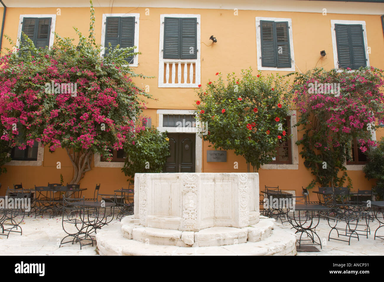 The Venetian well head on the square of the Panaghia Kremasti. Kerkyra old town, Corfu, Greece. Stock Photo
