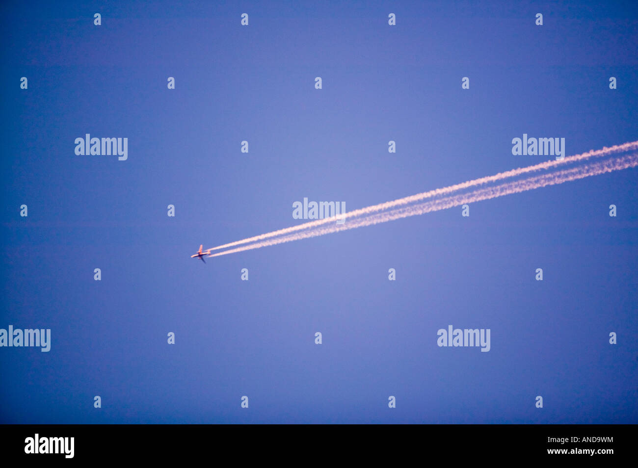 Jet contrail hi-res stock photography and images - Alamy