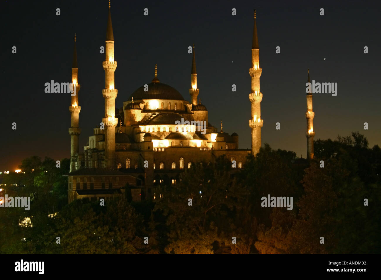 Nightime light show at Sultan Ahmet Camii (Blue Mosque) in Istanbul ...