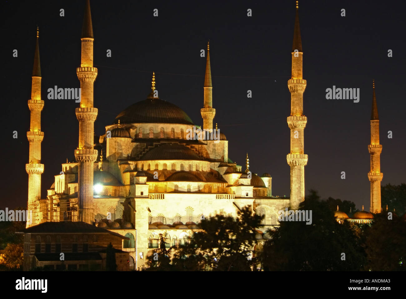Nightime light show at Sultan Ahmet Camii (Blue Mosque) in Istanbul ...