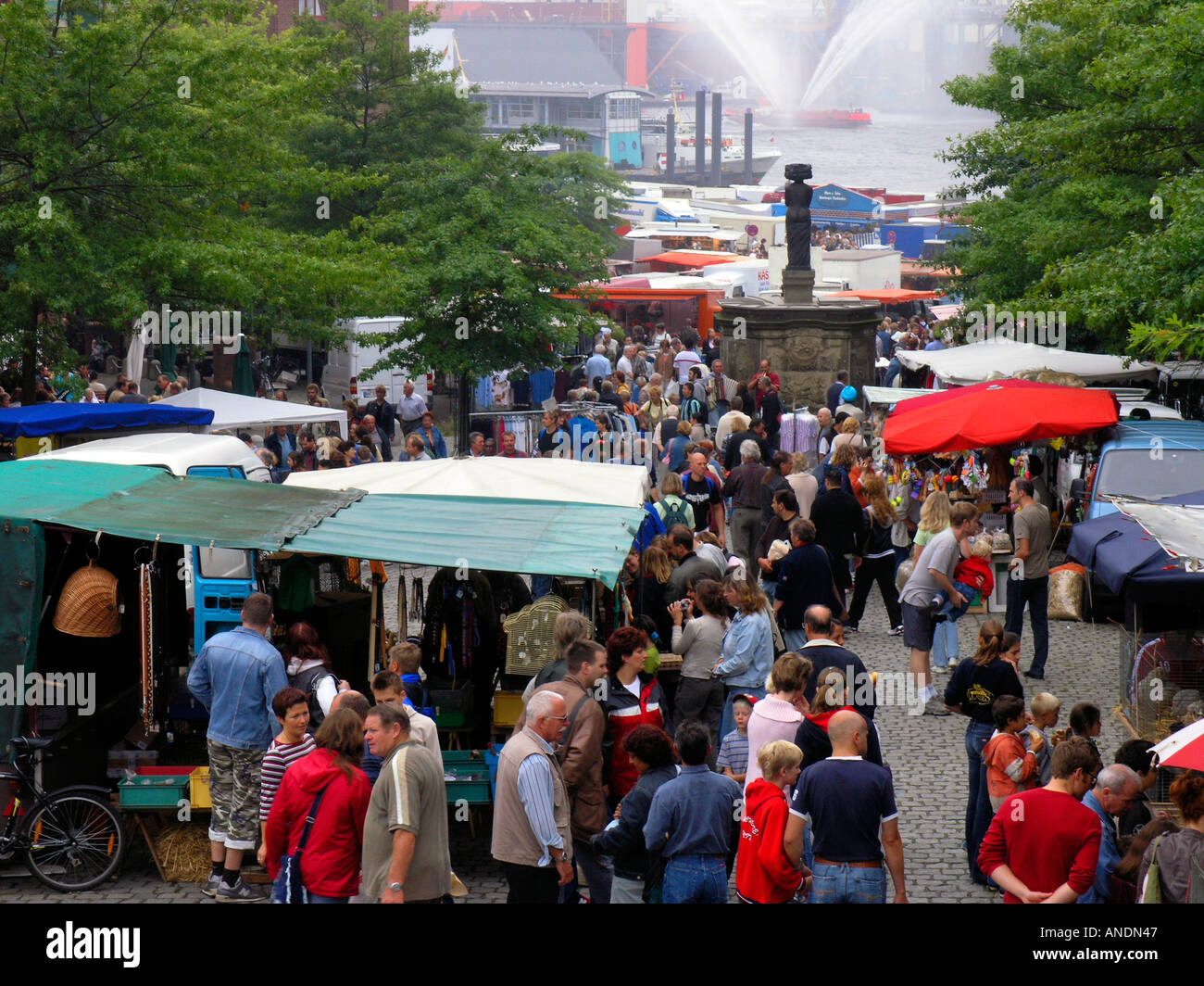 Fischmarkt sunday fish market Hamburg Germany german travel attraction