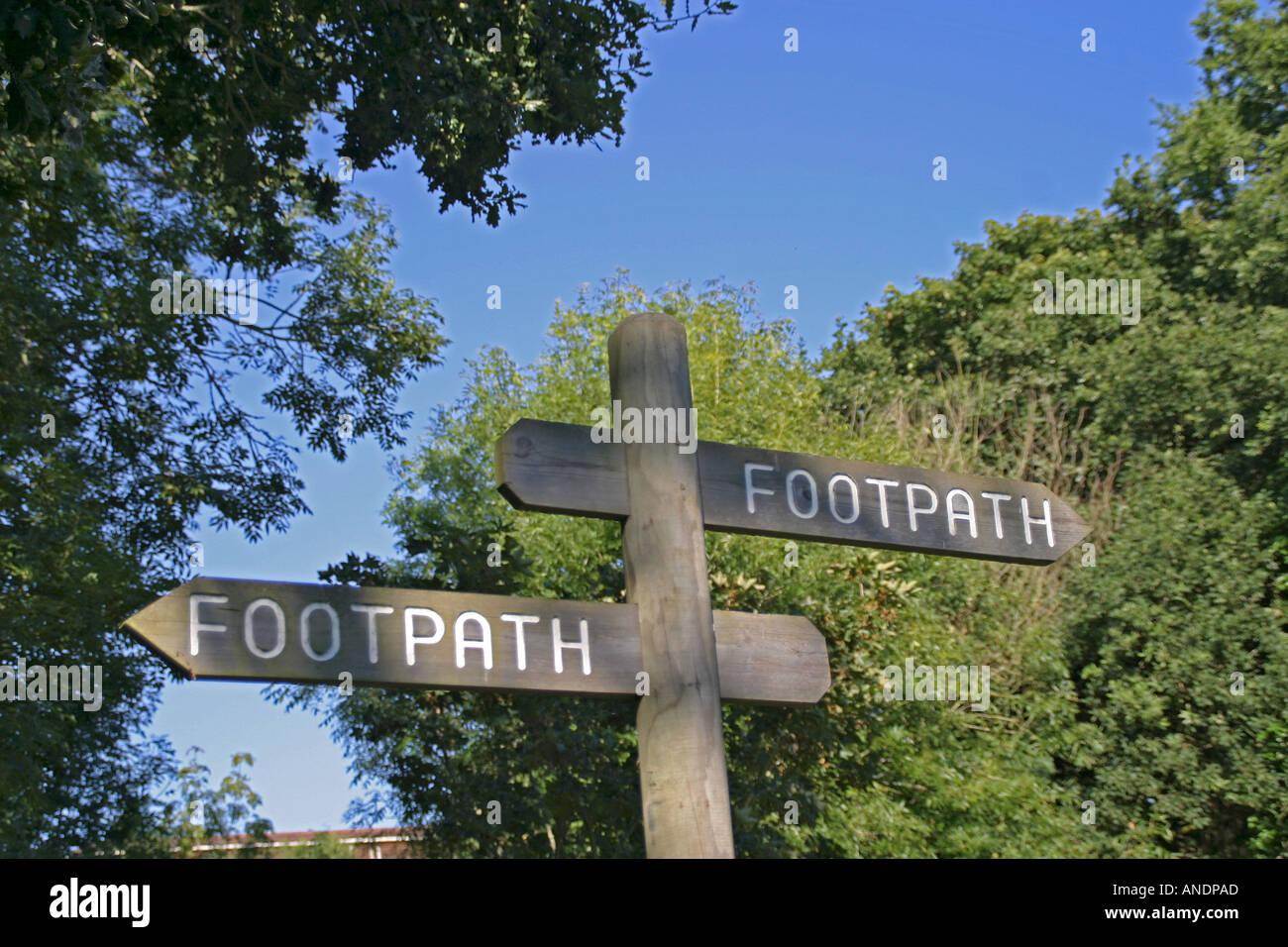 Footpath sign hi-res stock photography and images - Alamy