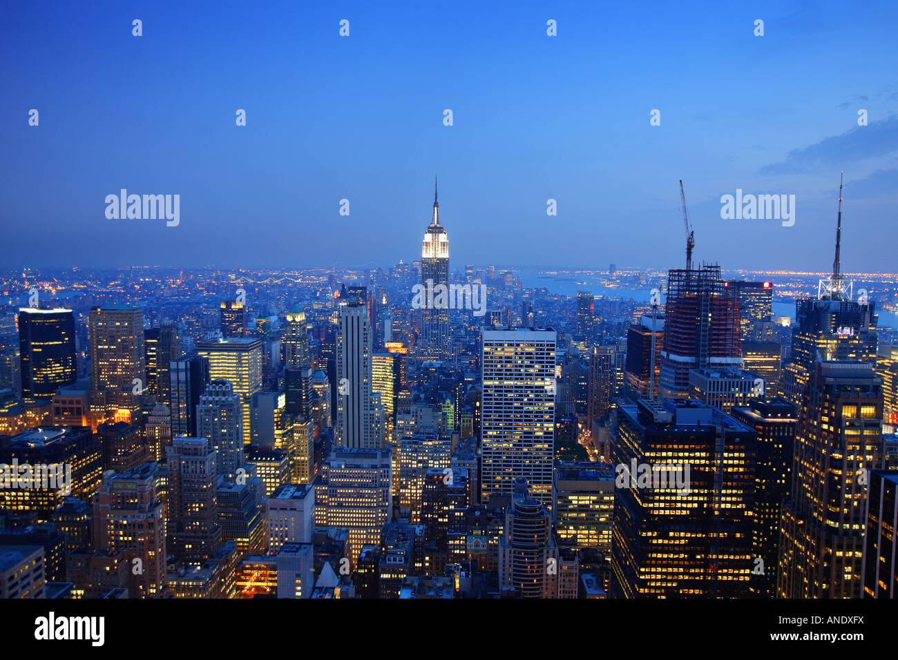 The empire state building in midtown manhattan new york city hi-res ...