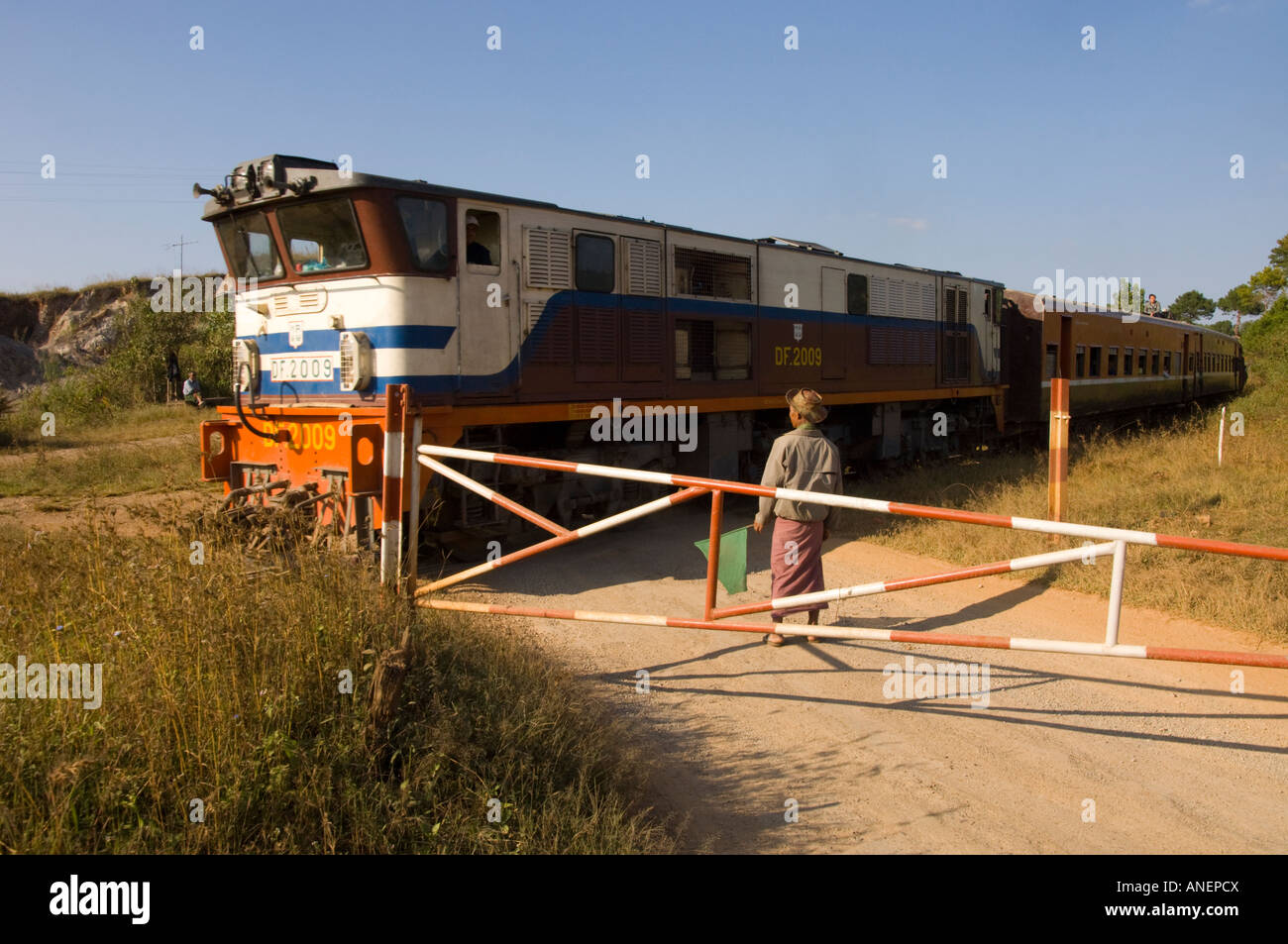 Mynamar Burma Southern Shan State Kalaw area Train from Taungyi to Thazi at a level crossing Stock Photo