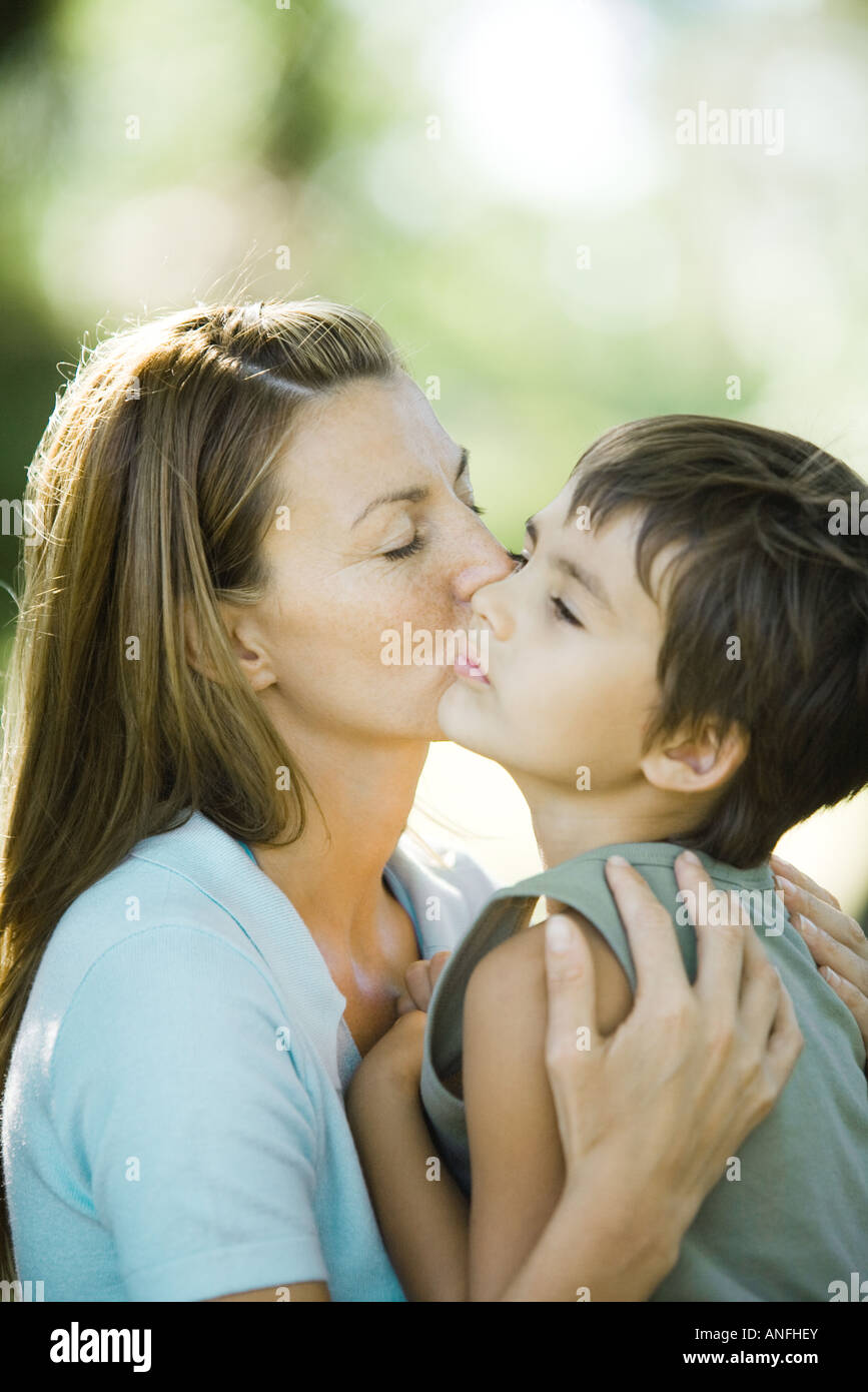 Moms boys films. Недетский поцелуй. Мом Киссинг. Недетский поцелуй mother. Красивая мама целует подростка.