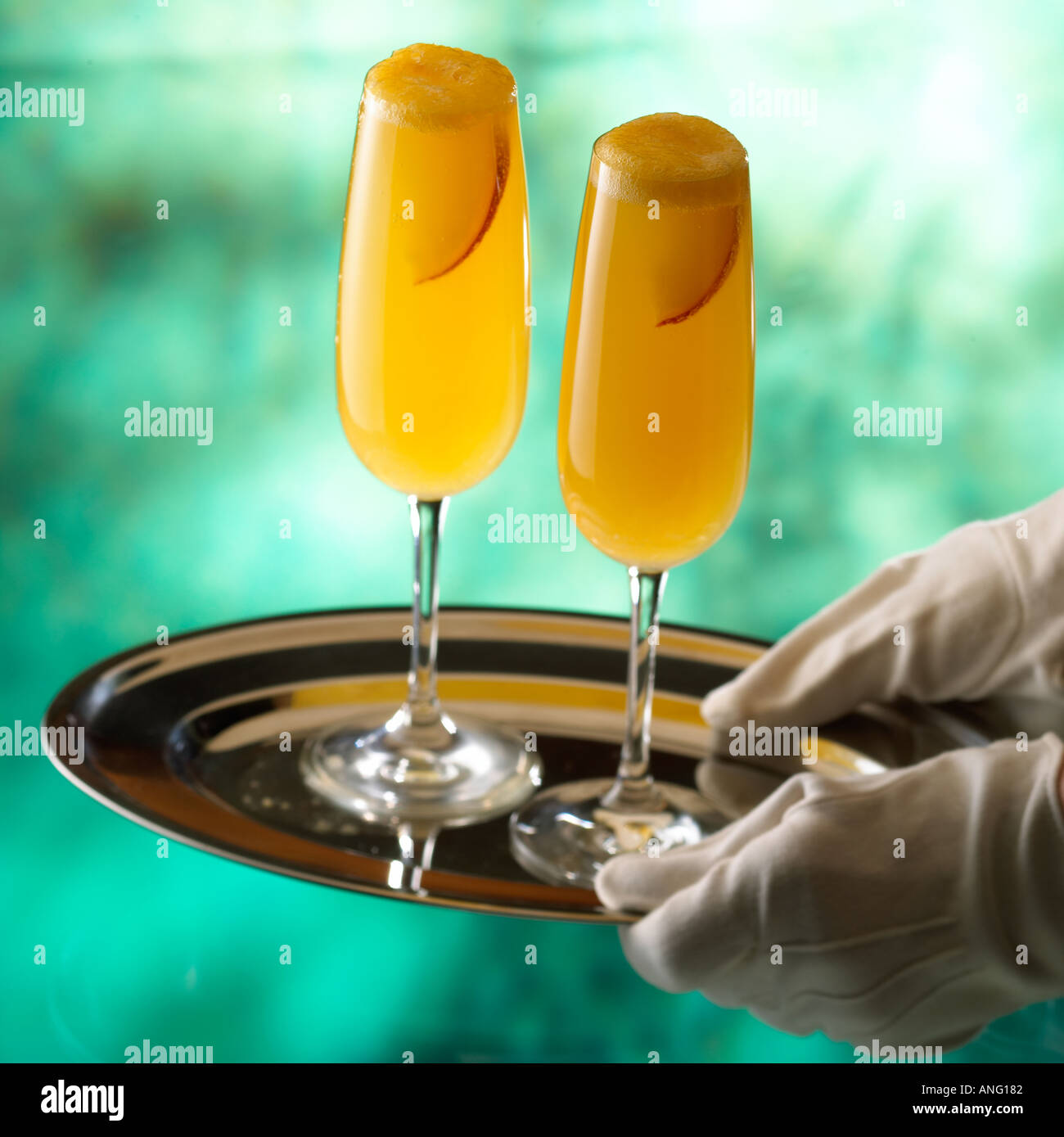 Cocktail The Footman Gin orange juice slice peach ice champagne