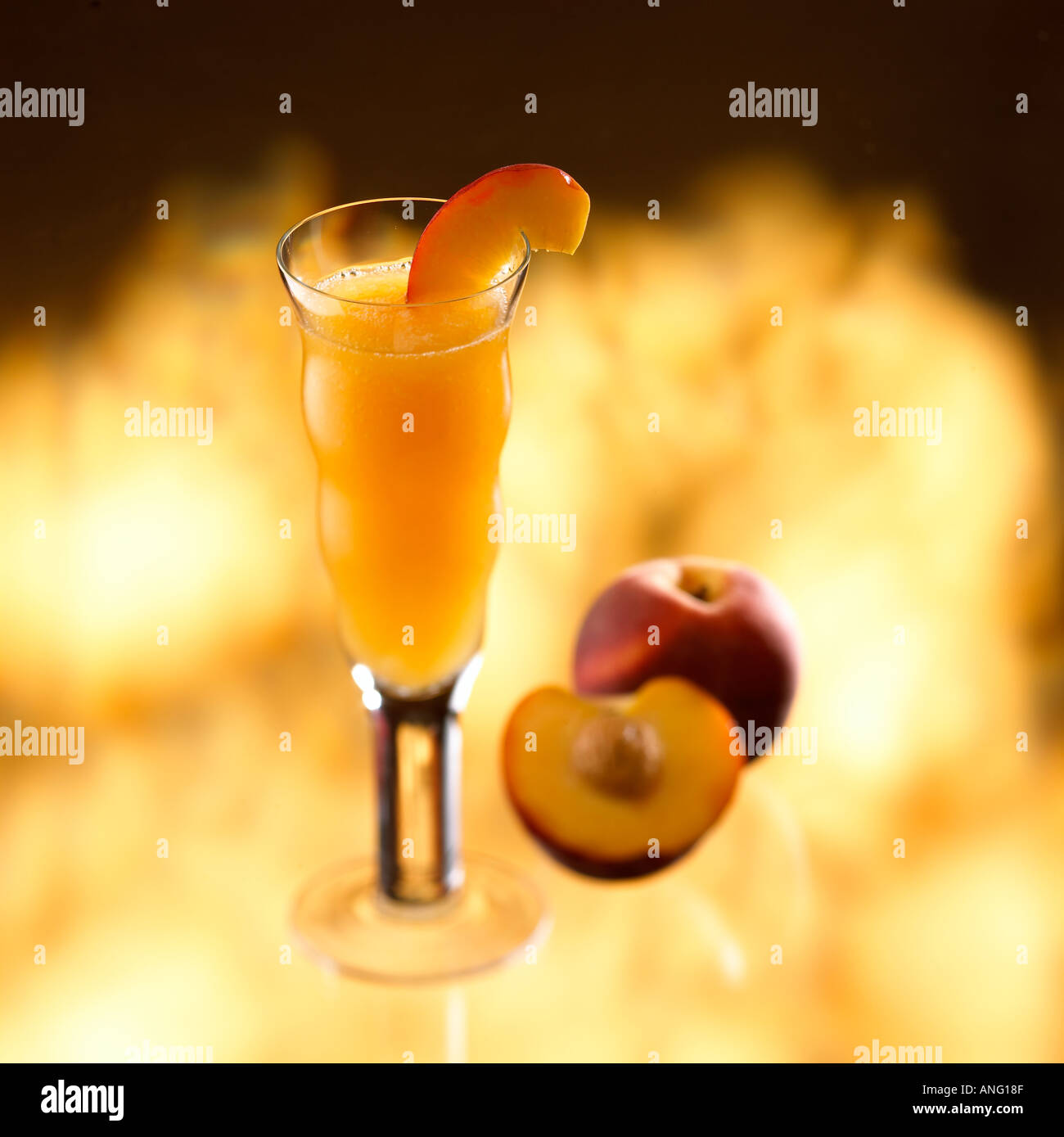 Cocktail The Seducer Vodka Amaretto White Vermouth fresh peach ice