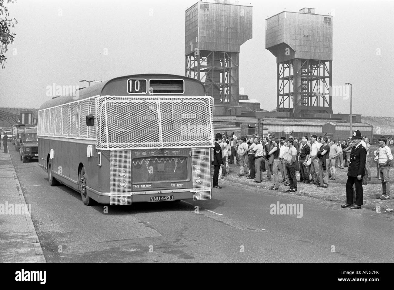 Armoured bus drives strike breaking miners into Warsop Colliery during the 1984 dispute Stock Photo
