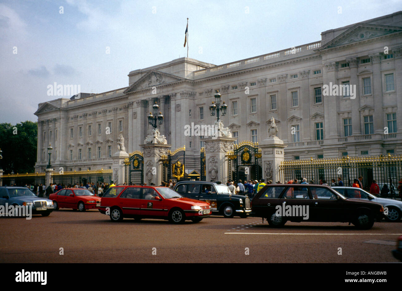 Buckingham Palace London England Cars Driving Past Outside Stock Photo