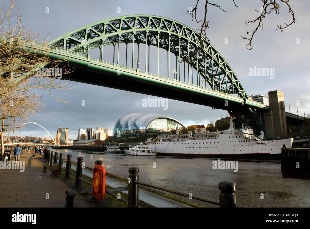 Newcastle-upon-Tyne and Gateshead riverside, with the Tyne Bridge in the foreground Stock Photo
